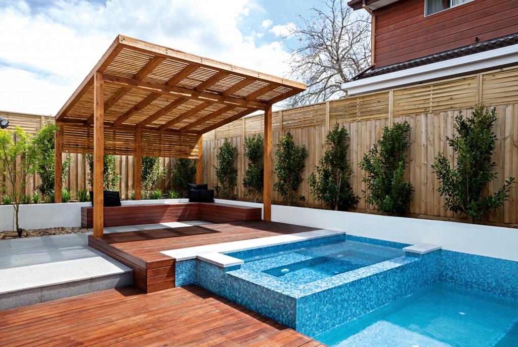 REAL POOL: Fully-tiled pool and spa design