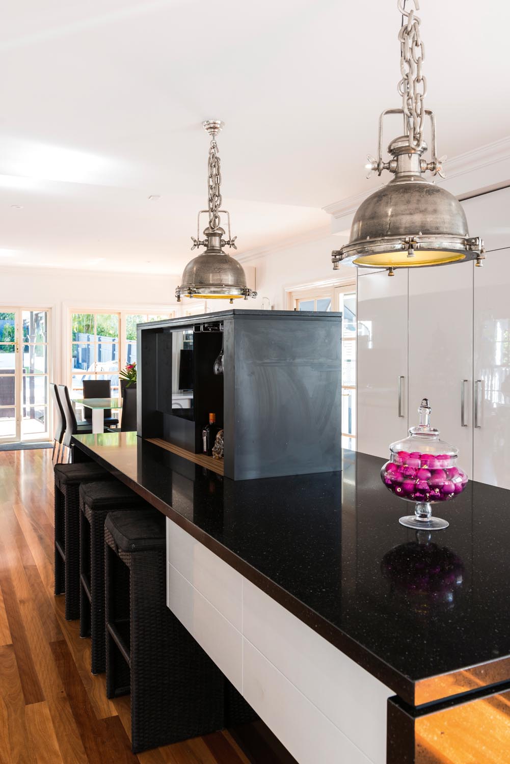 Pink, white and black kitchen design - Completehome