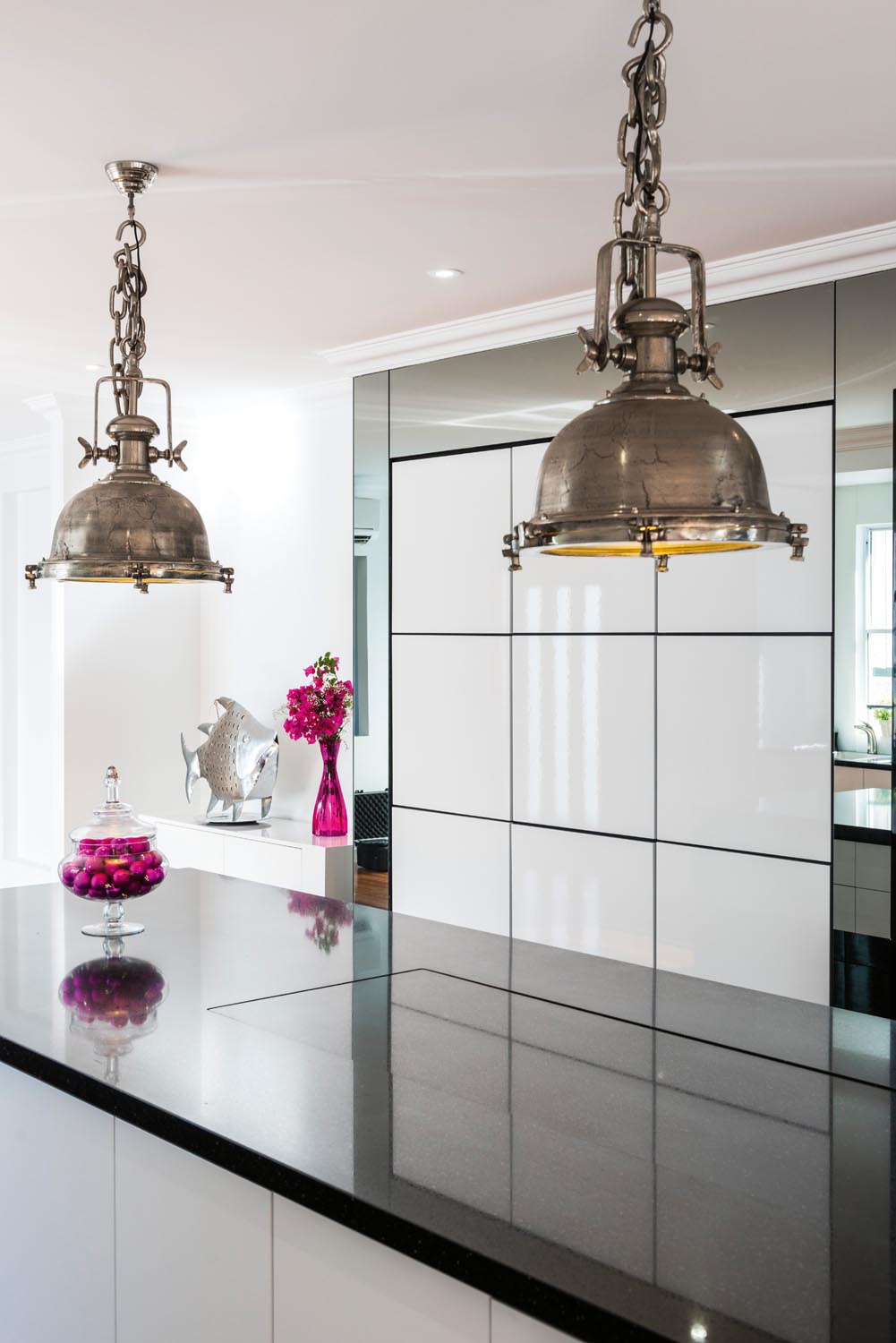 Pink, white and black kitchen design - Completehome