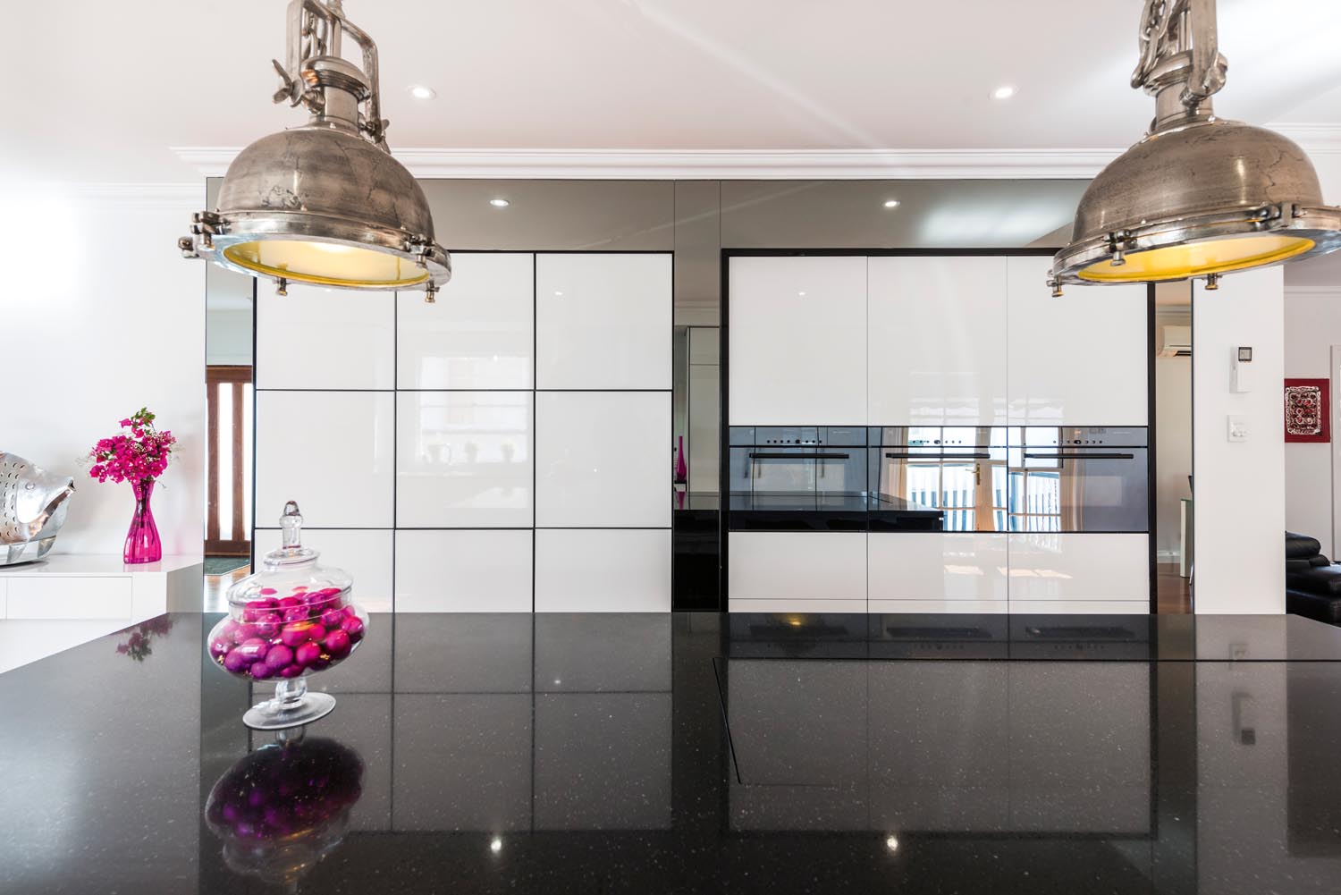 Pink, white and black kitchen design - Completehome