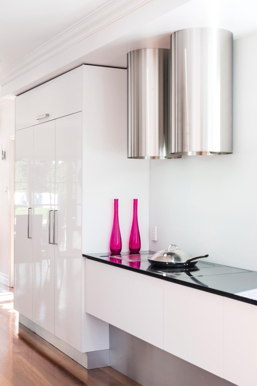 Pink, white and black kitchen design - Completehome