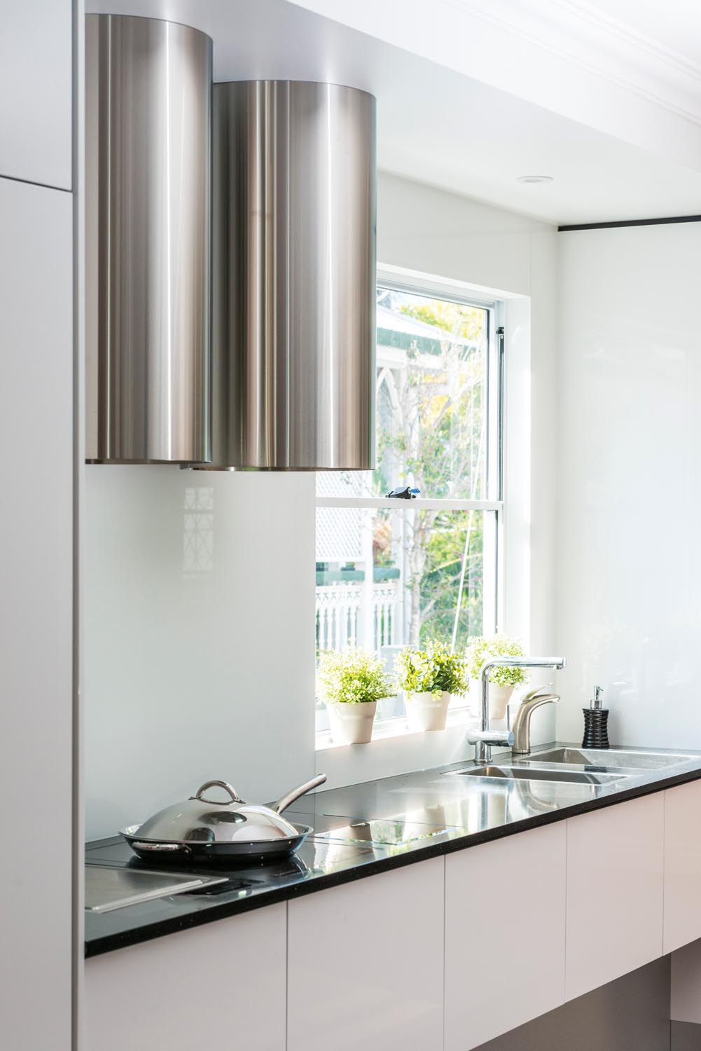 Pink, white and black kitchen design - Completehome