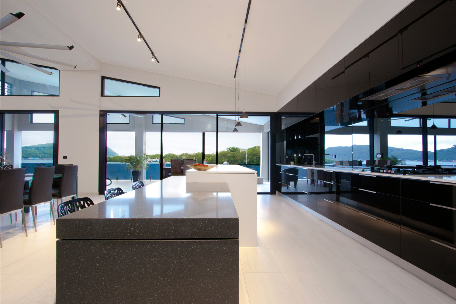 Minimalist black & glossy kitchen design - Completehome