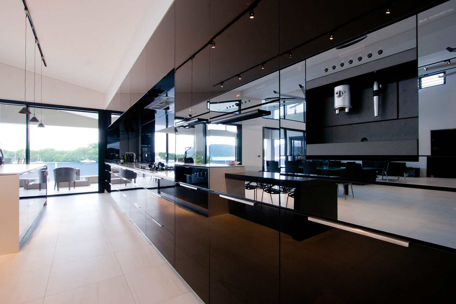 Minimalist black & glossy kitchen design - Completehome