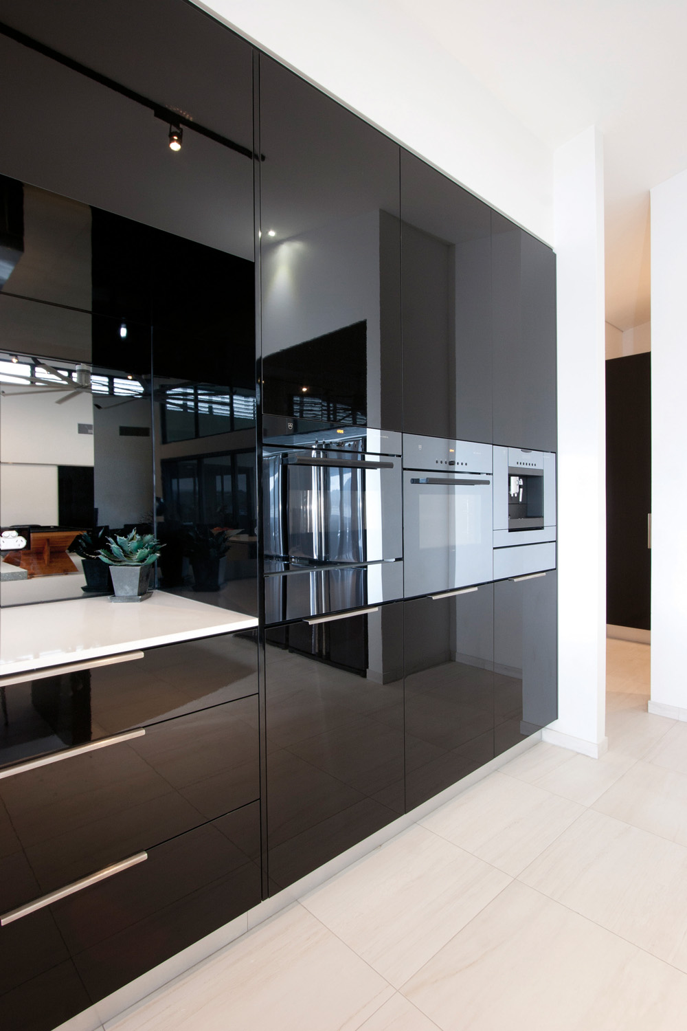 Minimalist black & glossy kitchen design - Completehome