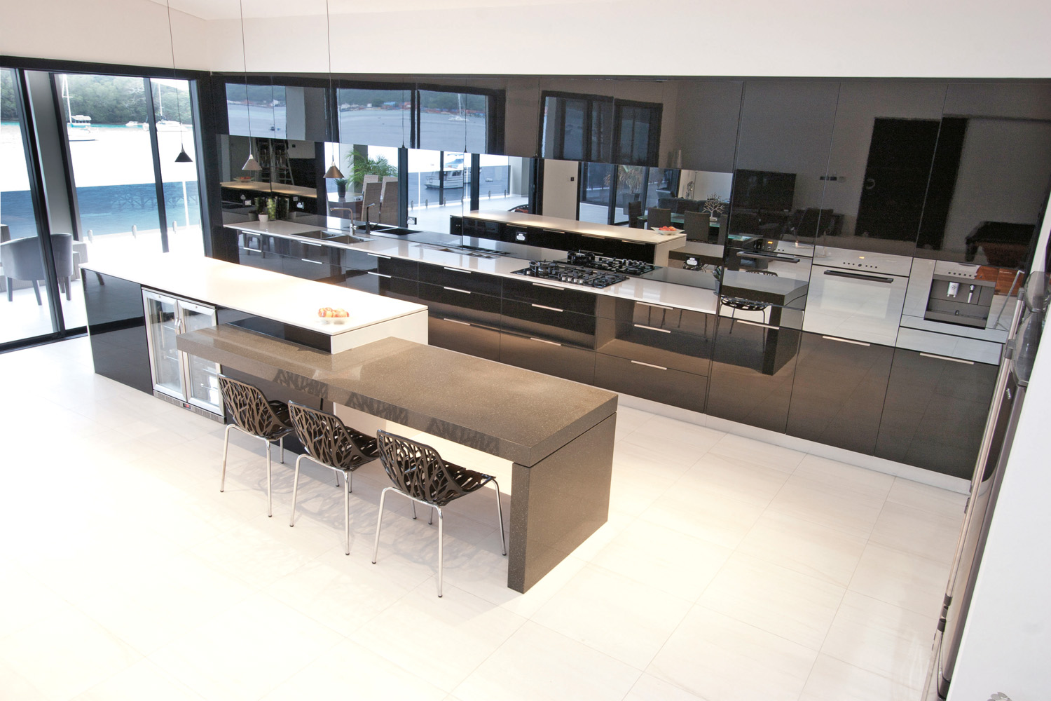 Minimalist black & glossy kitchen design - Completehome