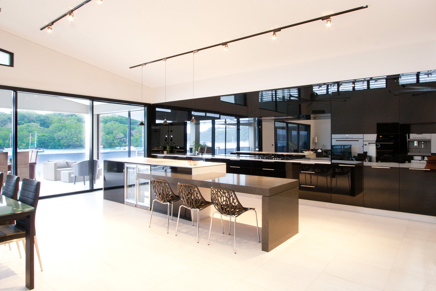 Minimalist black & glossy kitchen design - Completehome