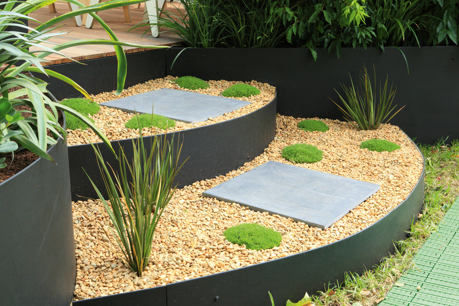 Low-maintenance metal garden edging - Completehome