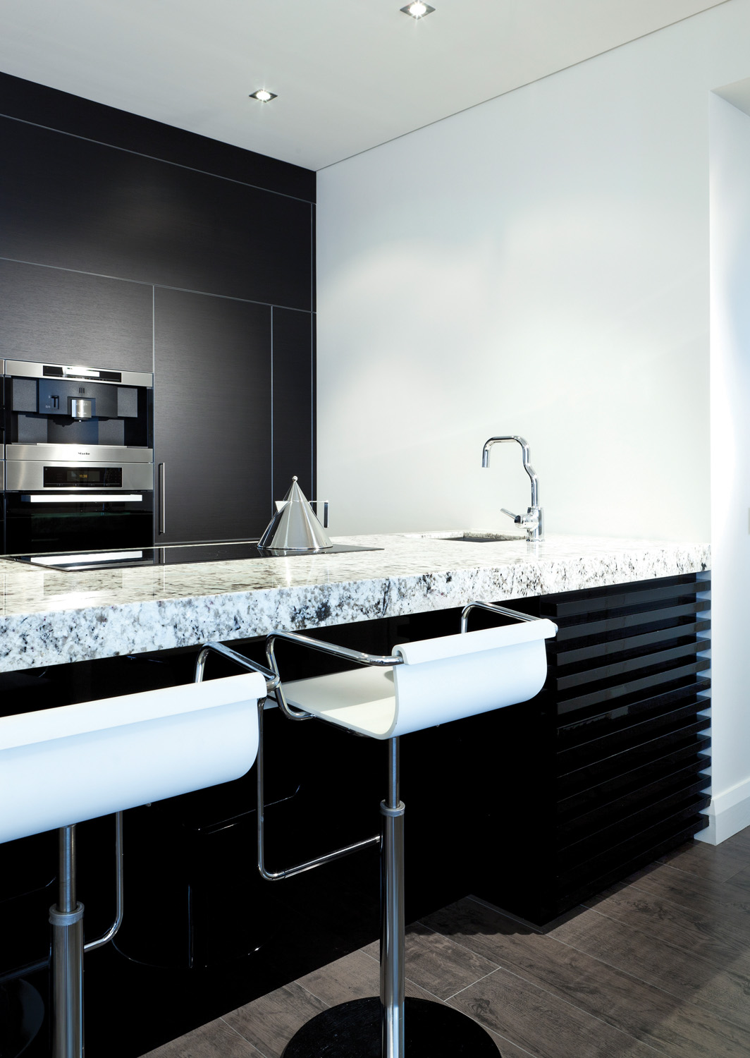 Black and white small kitchen design - Completehome