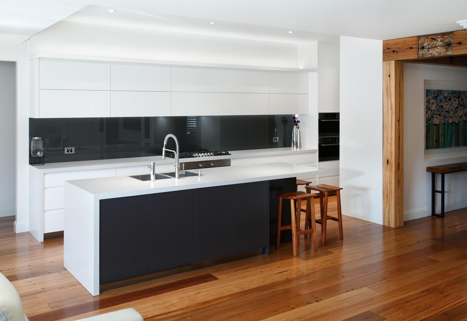 Black and white contemporary kitchen - Completehome