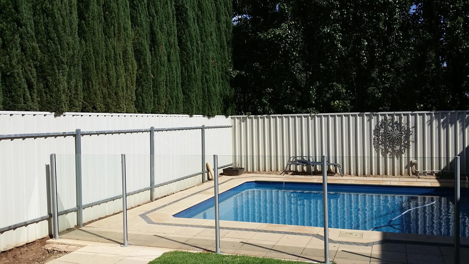 Ready-rendered fence cladding: foam fencing facelift - Completehome