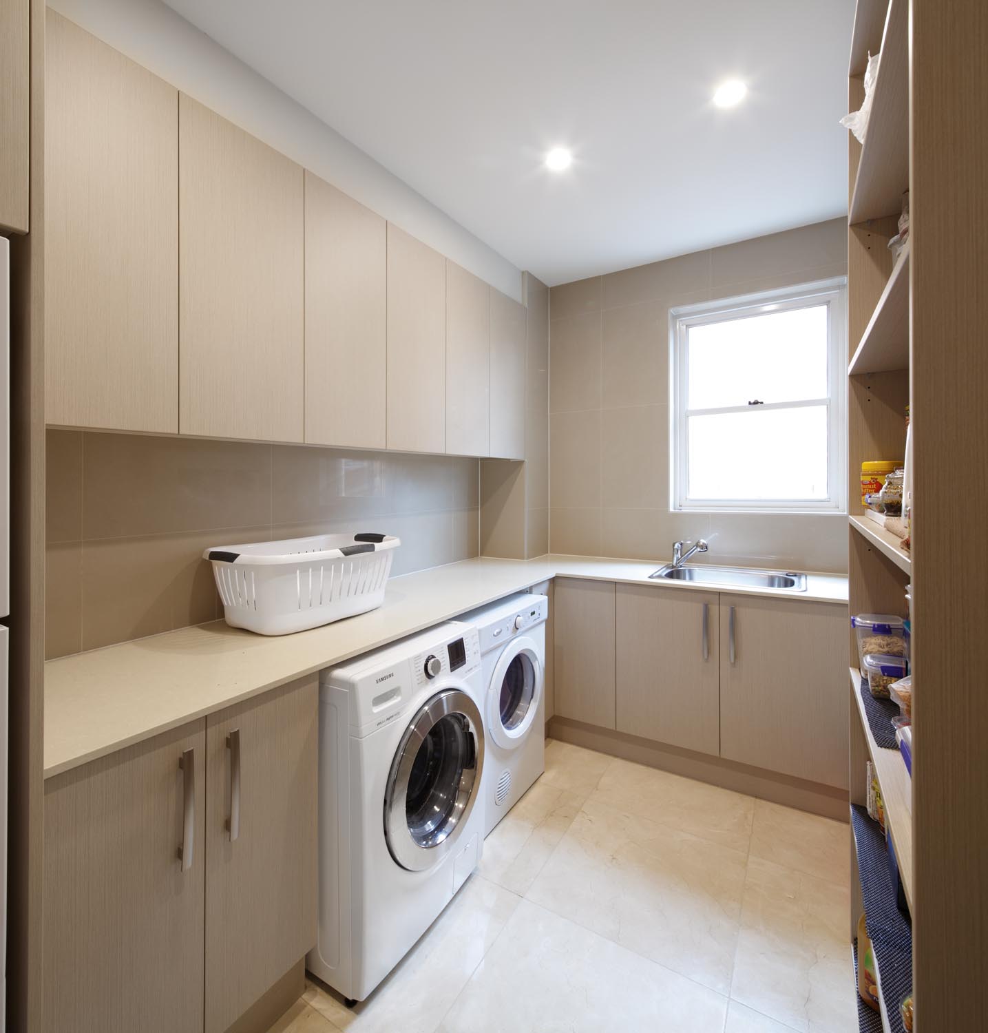 Functional kitchen with hidden laundry - Completehome