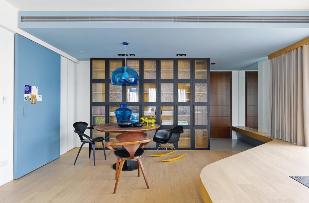 Using a combination of different chairs enables each seat to have its own personality