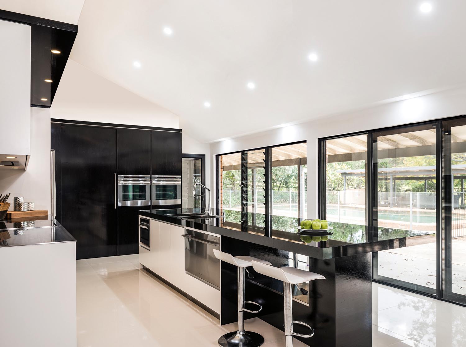 Gorgeous two-tone kitchen design - Completehome