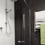 Deep Illusion: Natural-toned bathroom design
