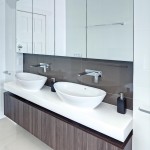 The dark, large-format tiles, with white gloss tiles for the side walls, creates a sense of grandeur