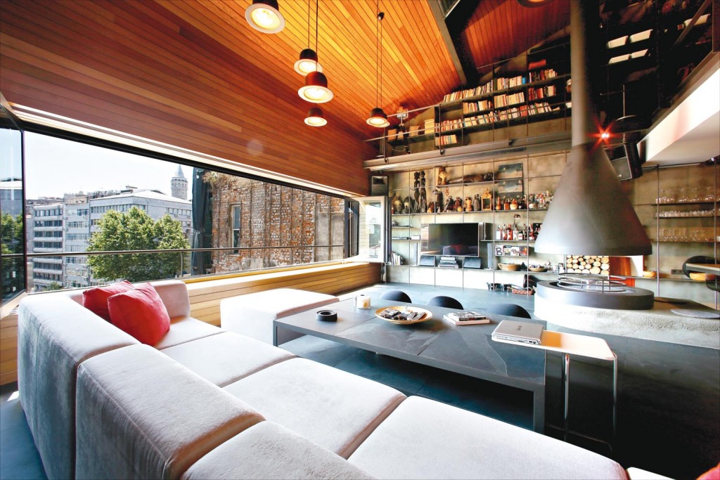 Folding windows ensure an unobstructed view of Karaköy