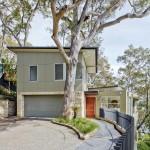 Expert idea: A heavy wooden door exudes grandeur, while the panels introduce an earthy feel