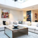 A mirrored coffee table brings a touch of
glamour to the living room