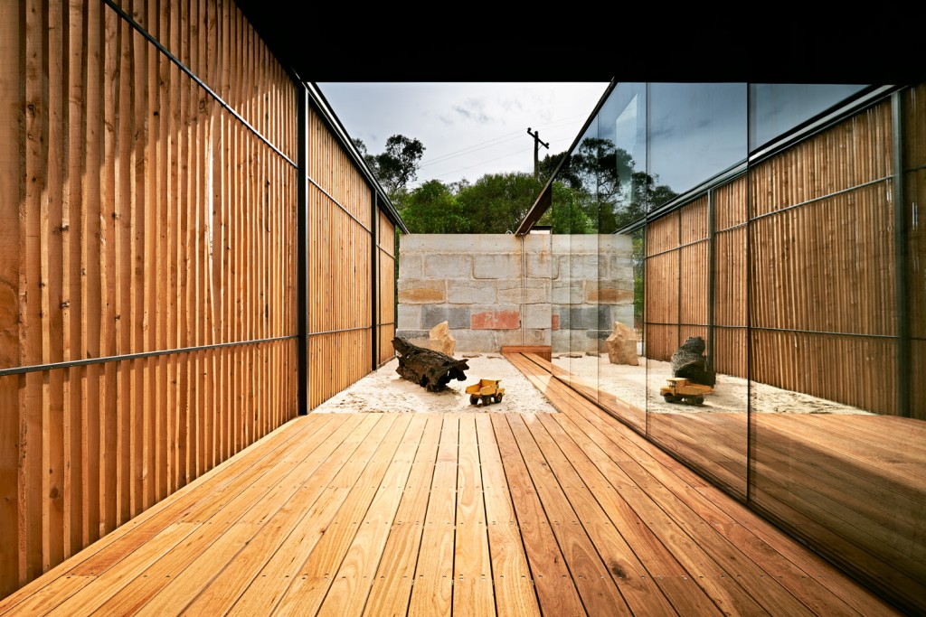 A courtyard can be sectioned off or opened up thanks to the track system