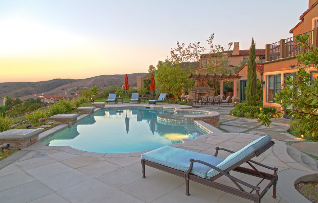 PSS024_Feature_ENTERTAINMENT MOVES OUTDOORS SLS hill top pool