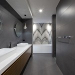 A statement splashback introduces earthy tones